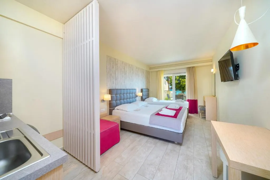 Tiara Holidays - Iliorama Seaside Luxury Suites & Apartments - Triple Room with Sea View - bedroom